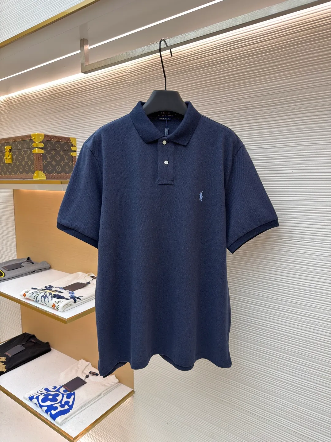 Ralph Lauren embroidered logo Polo shirt ●Original version: Purchased and developed for 1290 ●Item number: 1682565-A15 ●Material: pure cotton pique fabric ●Technology: embroidery production ●Color: navy ●Version: fitted version ●Weight: about 295 grams ●Size: S-M-L-XL ●Description: Customized pure cotton sateen pique, tight and delicate, comfortable and skin-friendly, elegantly presented with a touch of deep black The iconic white pony embroidery is like a smart musical note dancing on the black canvas. It is simple but highly recognizable. It is a versatile artifact in the wardrobe. It has a very simple shape and contains the soul of fashion. It adopts imported machine embroidery technology. It uses advanced computer control systems and precision mechanical parts to realize the iconic pony embroidery operation with high precision. The lines are smooth and delicate, and the fabrics have been washed. It has a better hand feel and texture. It is not easy to deform, not easy to shrink, not easy to fade, and maintains long-term beauty. The overall wiring is straight and delicate, the fabric is comfortable and soft, and the color is consistent without color difference. It can be matched with the same style to create a fashionable look and control various occasions. Customized accessories, complete with three standards, same style for men and women!